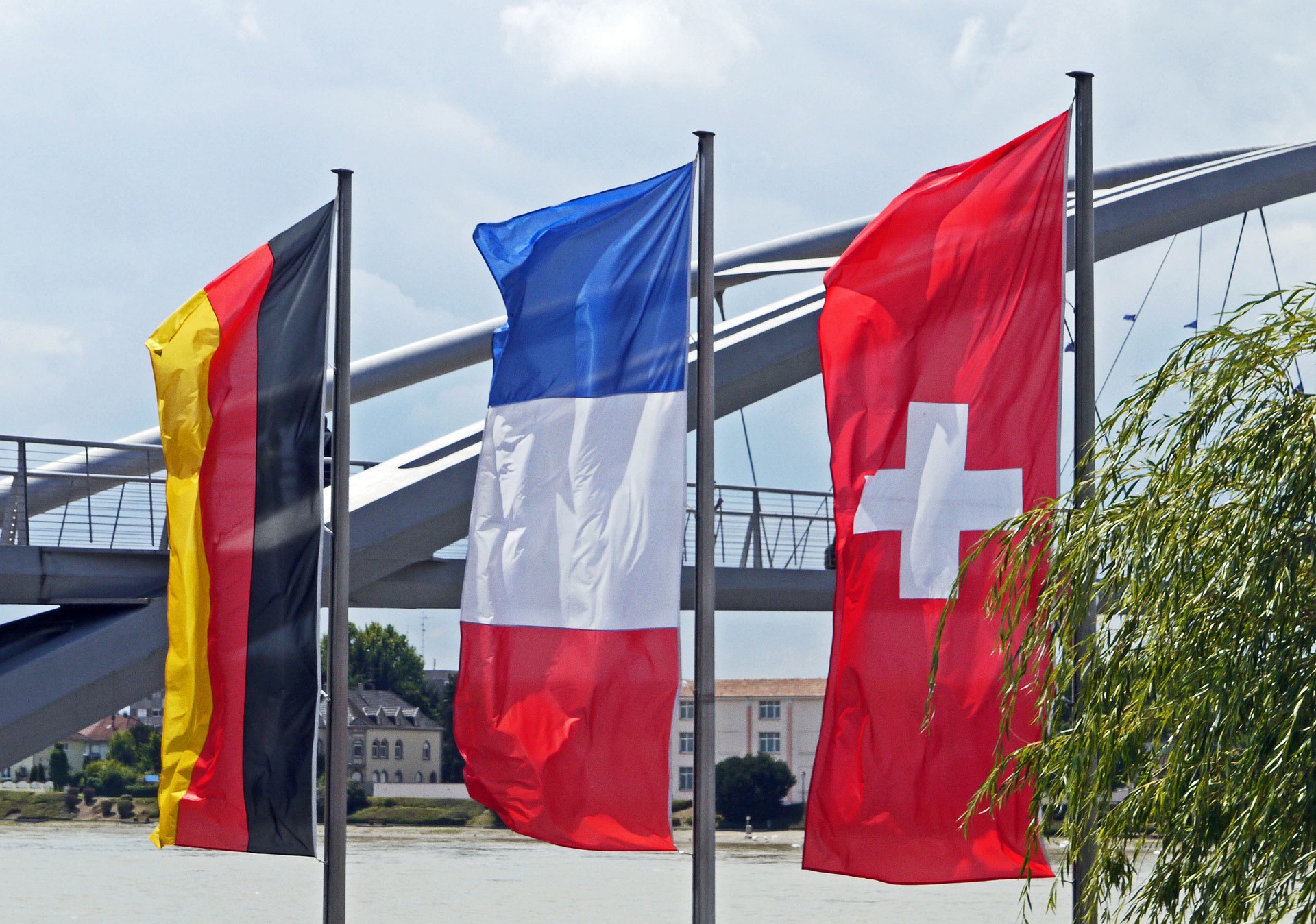 Германия франция австрия швейцария. Швейцария и Франция флаги. Франция и Германия. Флаг Германии. Флаг Германии и Франции.